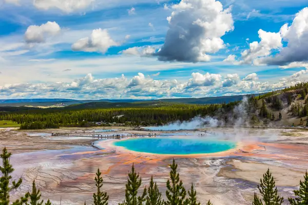 Yellowstone-National-Park-Grand-Prismatic-Spring-View