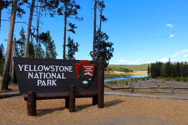 Yellowstone-National-Park-Sign