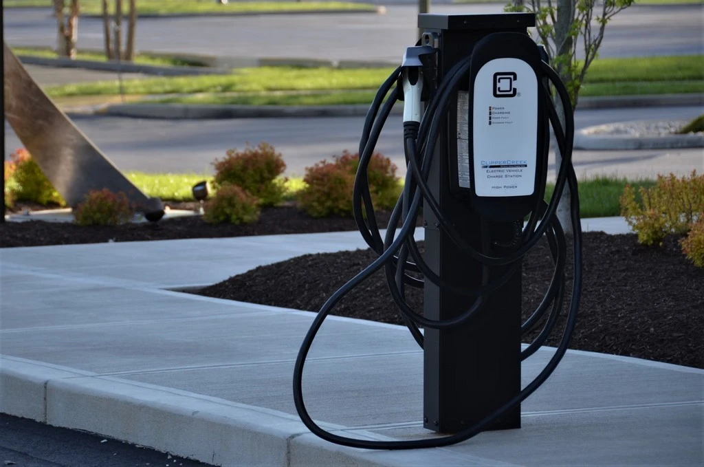 met oplaadpunt elektrische auto